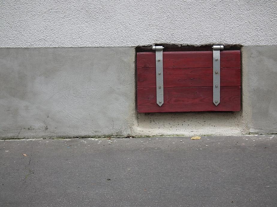 Unbekannter versucht Kellerfenster in Pliezhausen