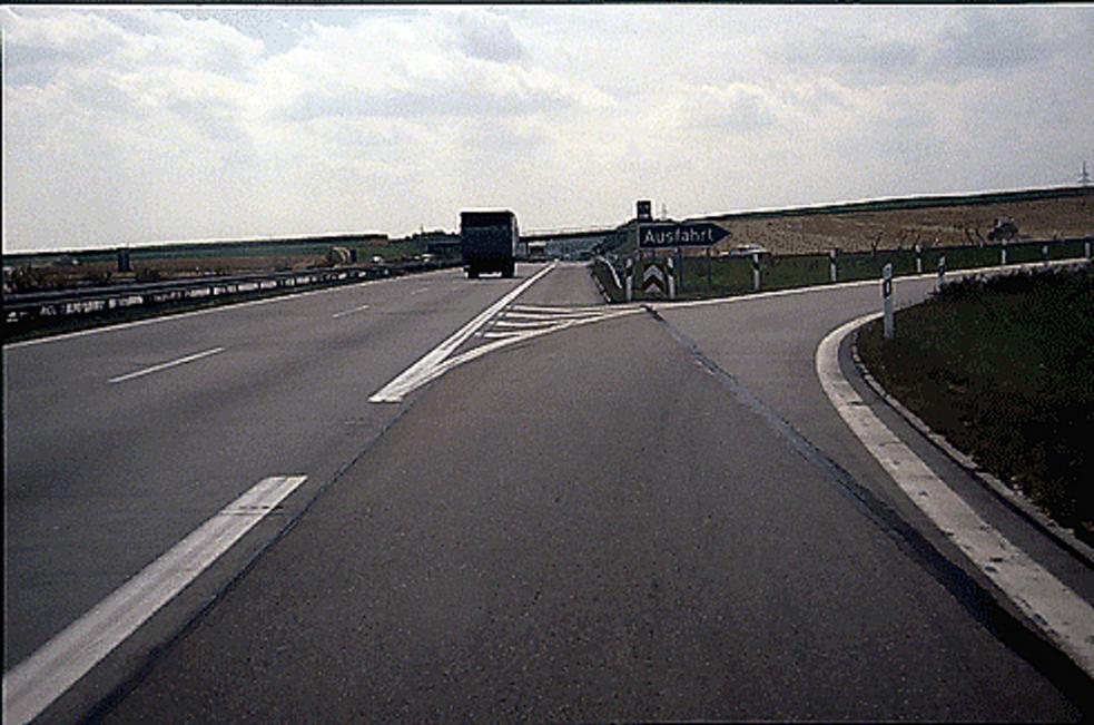 Auto kracht bei Regen auf A7 bei Giengen