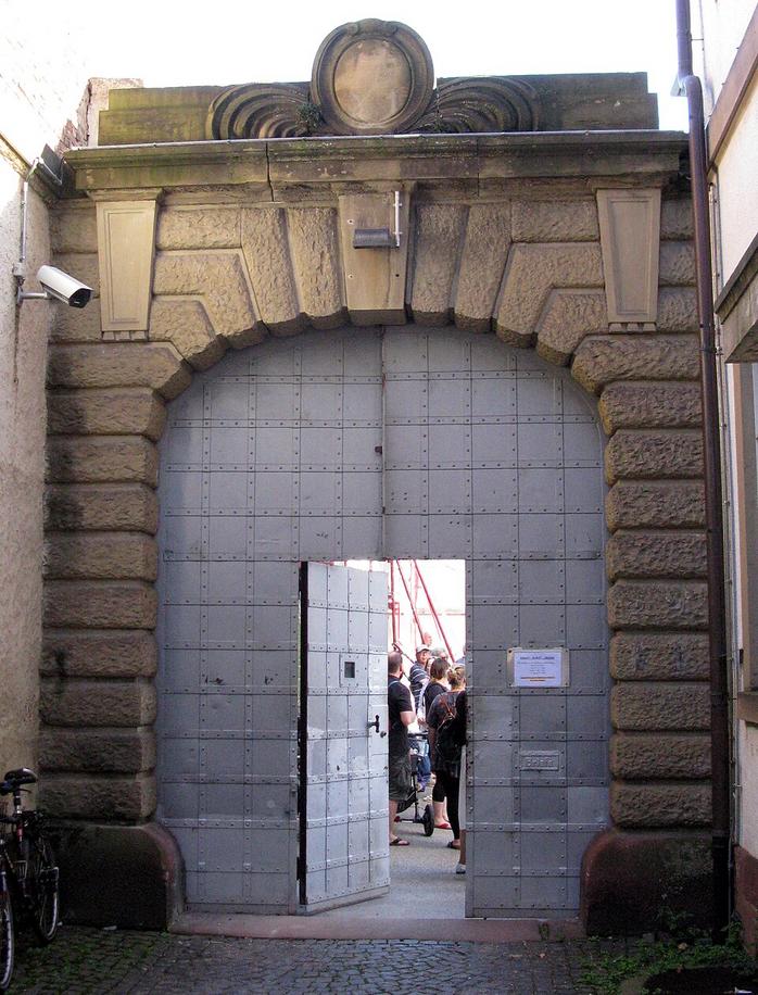 Frau in Freiburg wegen 200 Euro Haftstrafe im Gefängnis