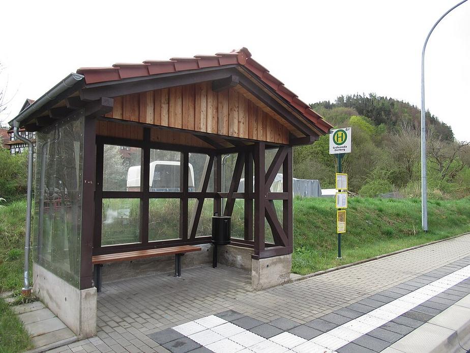 Unbekannte zerstören viele Scheiben in Bönnigheim