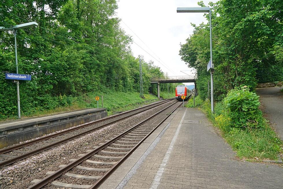 Unbekannte werfen Stein auf S-Bahn bei Nellmersbach