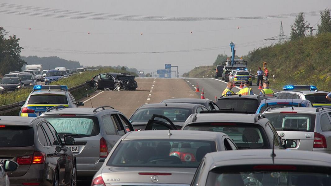 Pkw fährt auf Gegenfahrbahn und kollidiert frontal