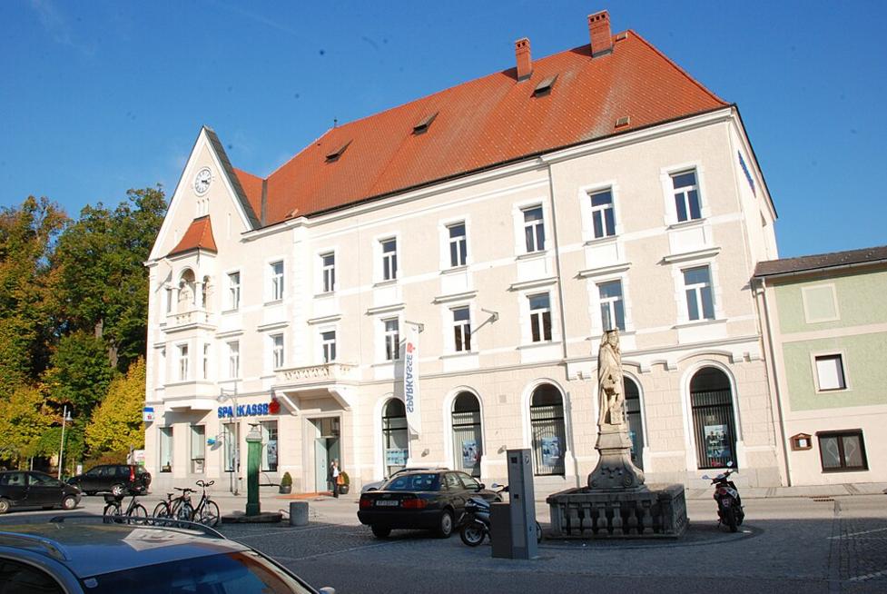 Falscher Bankmitarbeiter betrügt 86-Jährigen