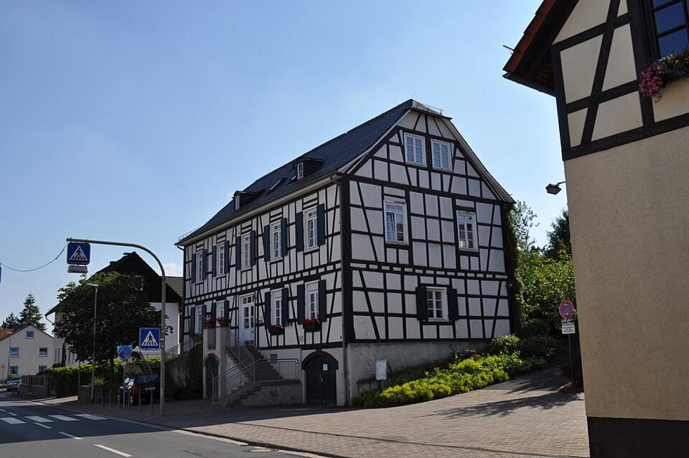 Fahrzeug streift Schülerin in Eschbach