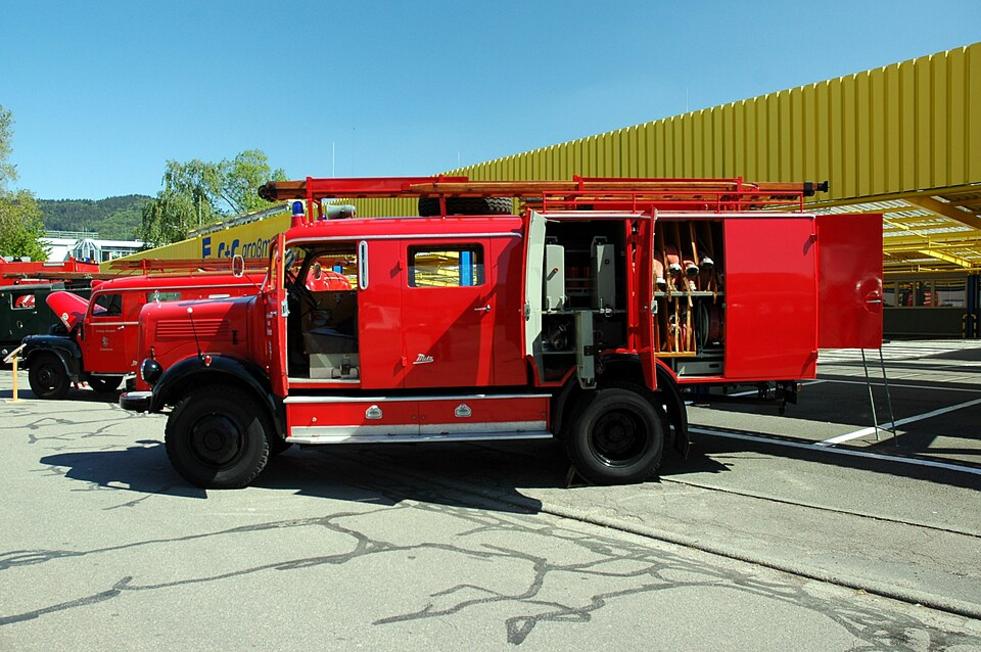 Feuerwehr rettet Patient mit schiefer Ebene