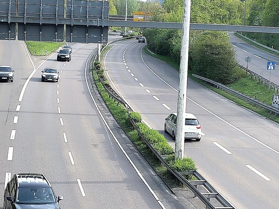 85-Jähriger fährt auf A5 mehrfach gegen Leitplanke