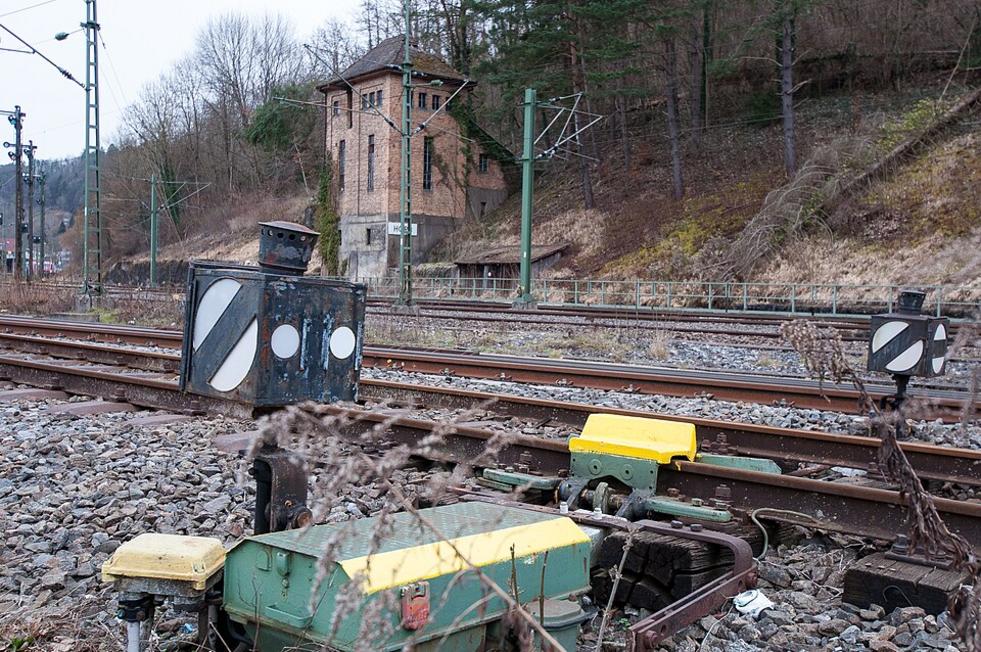 Täter wirft Steine am Bahnhof Horb am Neckar