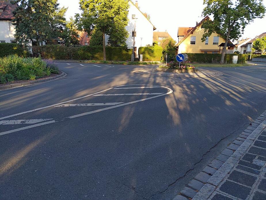 Zwei Pkw stoßen im Kreisverkehr bei Muttensweiler