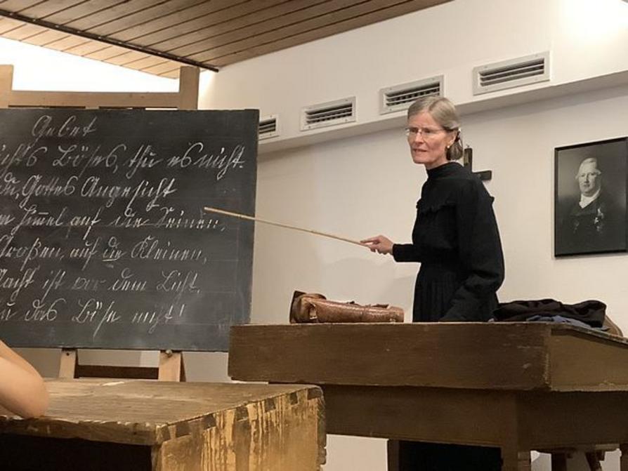 TOP Kostümführung: Fräulein Elise – Lehrerin in der Dorfschule um 1850