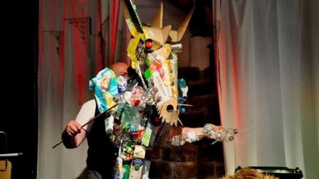 +++AUSGEBUCHT+++Das MegaMüllMonster gespielt vom Capitol Theater